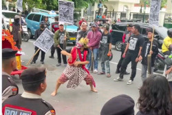 Aksi Budaya Kecu jadi Ratu Mewarnai Unjuk Rasa di Jogja