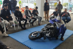 7 Tips Mendirikan Sepeda Motor Jatuh ala Honda Istimewa