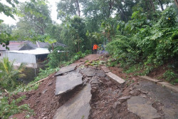 Hujan Deras Jalan Desa di Wonolelo Bantul Terputus Akibat Tebing Longsor, 24 Orang Terisolasi