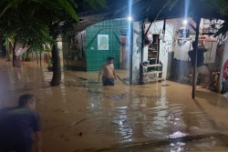 Banjir di Kota Solo Jawa Tengah, Petugas Gabungan Mulai Dirikan Tenda Pengungsian