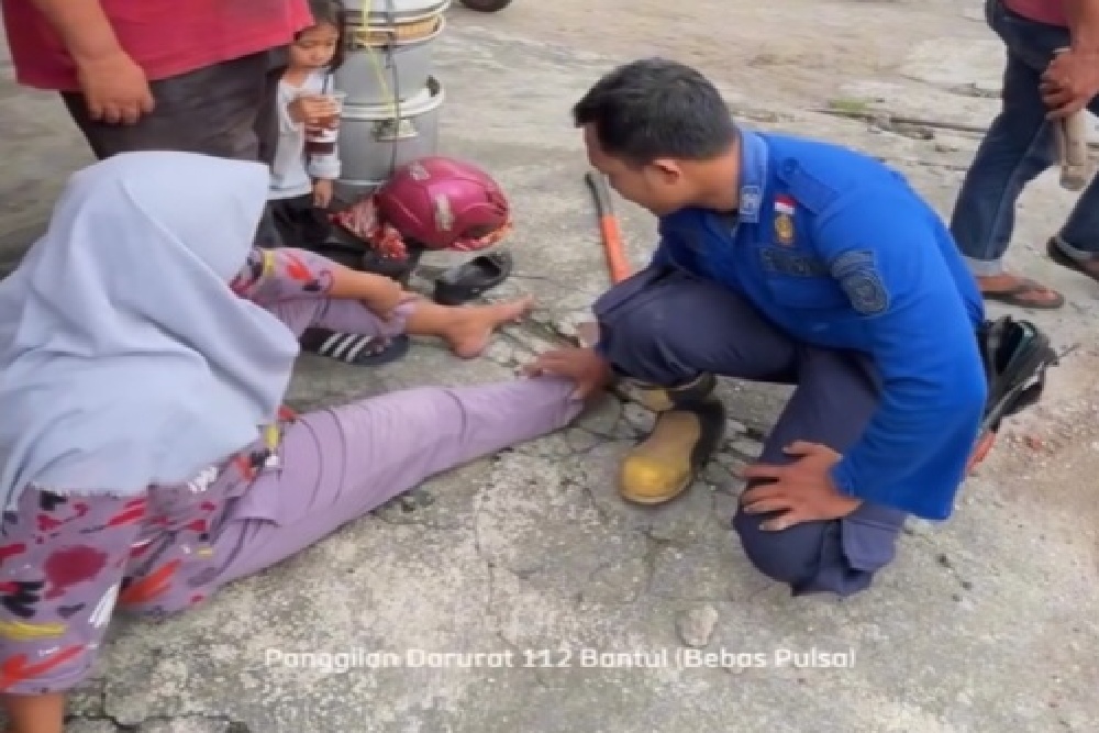 Hanya 15 Menit, Damkarmat Evakuasi Kaki Seorang Ibu yang Masuk Gorong-Gorong di Imogiri Bantul