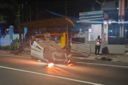 Oleng dan Tabrak Halte Trans Jogja di Kalasan, Yaris Terbalik