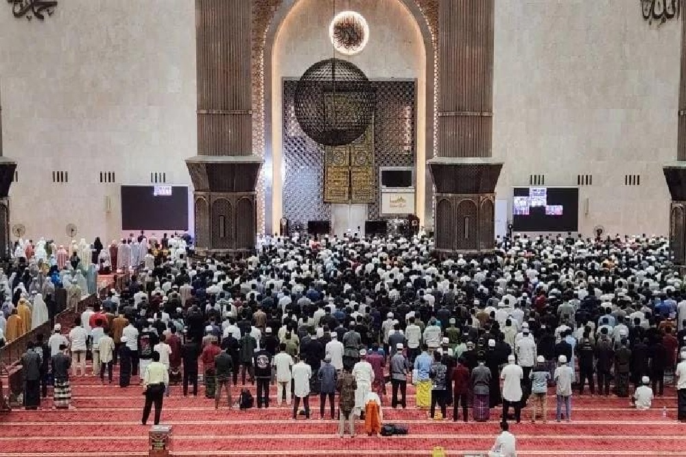 Ibadah Salat Tarawih Perdana di Masjid Istiqlal Diikuti Ribuan Orang