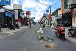 Banjir Rusak Ruas Jalan Candi Gebang Wedomartani Sleman, Seorang Pengendara Terperosok