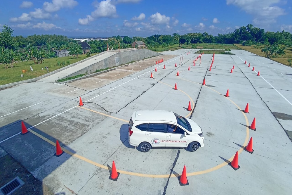 Miliki Sirkuit dan Armada, LPK Hiro Karanganyar Inisiasi Japan Indonesia Driving School