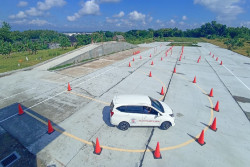 Miliki Sirkuit dan Armada, LPK Hiro Karanganyar Inisiasi Japan Indonesia Driving School