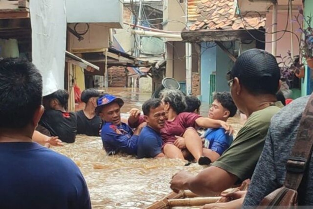 Banjir Jakarta: Banjir Tiga Meter, Akses Evakuasi Warga di Jaktim Sulit