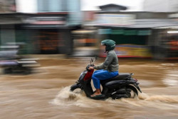 Saat Motor Tiba-Tiba Mati di Genangan Banjir, Ini yang Harus Anda Lakukan