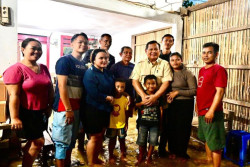 Kunjungi Korban Banjir Bekasi, Presiden Prabowo Buka Puasa Bareng Warga