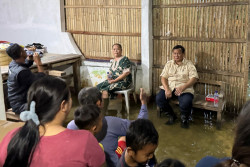 Warga Bekasi Mengaku Terharu Saat Didatangi Presiden Prabowo di Tengah Banjir