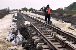 Banjir Grobogan, Perjalanan KA Semarang-Surabaya Terhenti