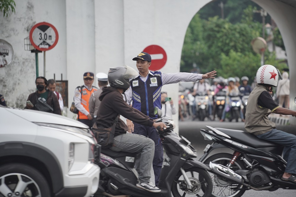 Hari Pertama Uji Coba Jalan Searah Plengkung Gading, Diberlakukan Dua Jam Pagi dan Sore