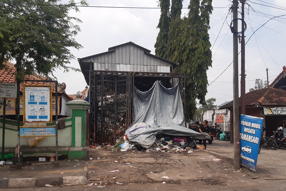 Kelurahan Patehan Tertib Menggerakkan 18 Penggerobak untuk Angkut Ratusan Pelanggan