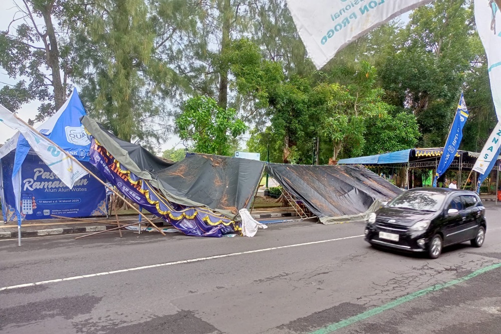 Tenda Pasar Ramadan di Alun-Alun Wates Ditabrak, Sopir Diduga Mabuk