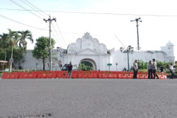 Plengkung Gading Ditutup Total: Kerusakan Lebih Parah dari Perkiraan hingga Mengancam Keselamatan Pengendara