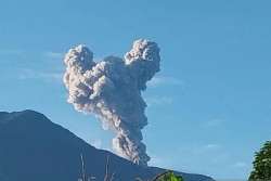 Gunung Marapi Erupsi Disertai Dentuman Keras pada Minggu Pagi Ini