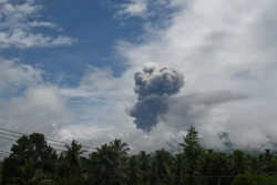 Gunung Dukono Erupsi, Semburkan Material 3 Kilometer dari Puncak