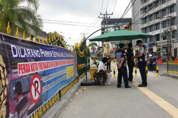 Ngeyel Tetap Parkir di Jalan Pasar Kembang, Siap-Siap Petugas Gemboskan Ban Kendaraan