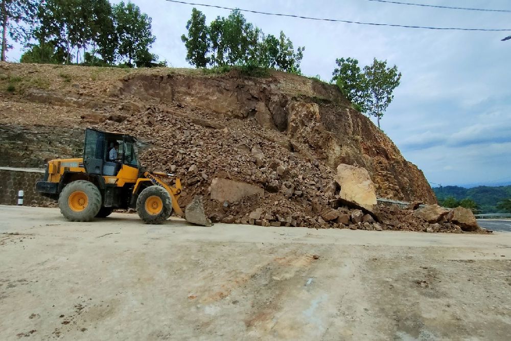 Retakan Tebing di Jalan Baru di Tanjakan Clongop Gedangsari Mulai Dinormalisasi