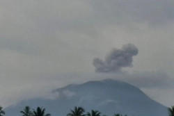 Gunung Ibu Kembali Erupsi, Semburkan Abu Vulkanik 500 Meter