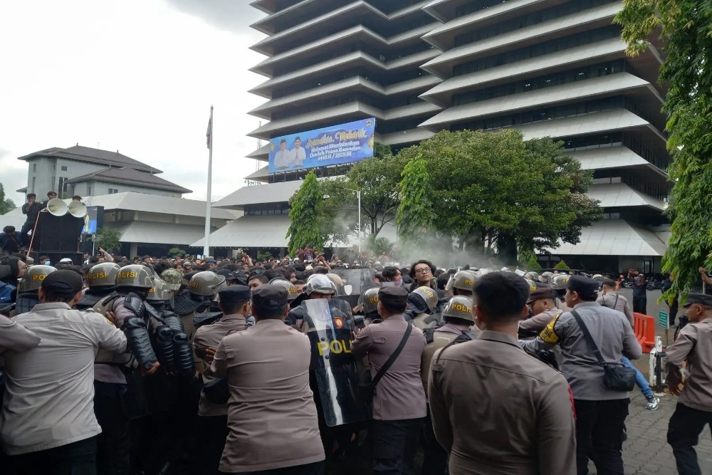 Demo Penolakan RUU TNI di Semarang Ricuh, Polisi Tembakkan Gas Air Mata