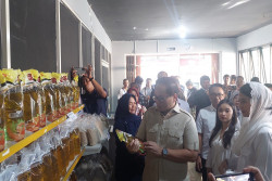 Wamendag dan Wamen BUMN Cek Pasar Murah di Kantor Pos Babarsari