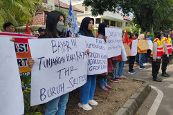 Buruh Demo di Depan Eks Bos Sritex di Solo, Tuntut Kejelasan Pesangon dan THR