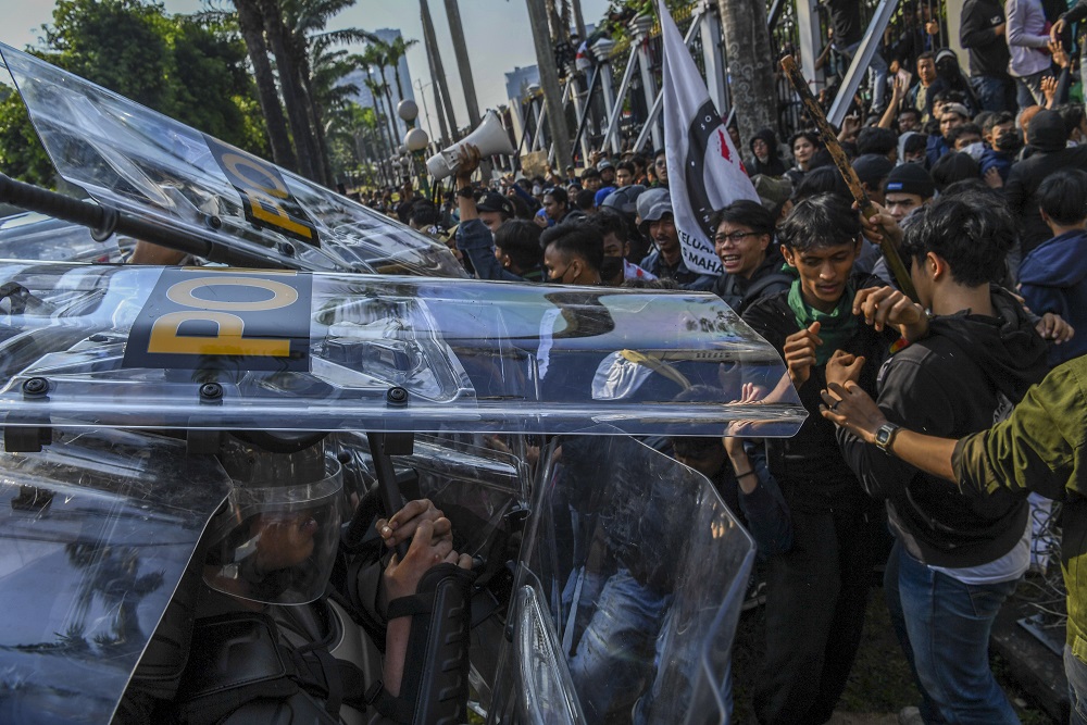 Anggota DPR Komisi III Minta Polisi Lebih Humanis Mengatasi Demonstran