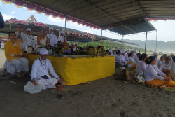 Jelang Nyepi, Umat Hindu DIY Gelar Melasti di Pantai Parangkusumo