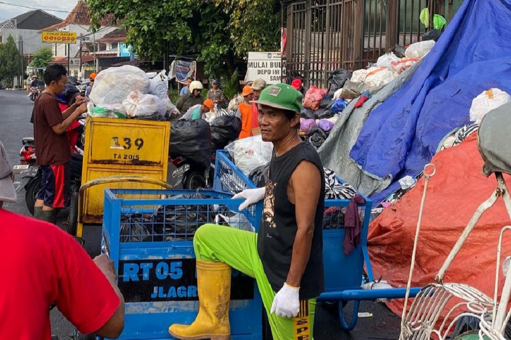 Kalurahan Sosromenduran Angkut Sampah Ke Depo dengan Transporter