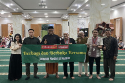 Qhomemart dan Meridian Gelar Buka Bersama Jamaah Masjid Al-Muthi'in