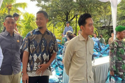 Mudik ke Solo, Gibran Bagi-Bagi Sembako dan Dengarkan Curhatan Warga