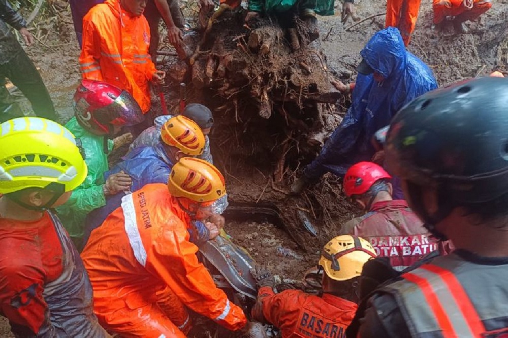 Tanah Longsor di Jalan Raya Jalur Cangar-Pacet Mojokerto Menimpa Kendaraan, 10 Orang Meninggal Dunia