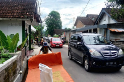 Lalu Lintas Padat Merayap, Kendaraan Dialihkan ke Jalan Kampung untuk Menuju Pintu Tol Jogja-Solo di Tamanmartani