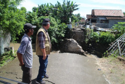 Jembatan Penghubung Kampung di Klaten Terputus karena Arus Deras