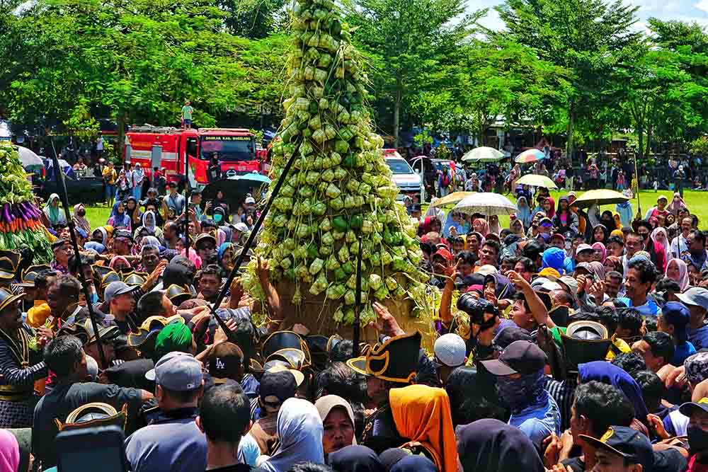 Warga Magelang Berebut Gunungan Ketupat Berisi Uang