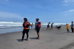 Belum Ditemukan, Pencarian Wisatawan Asal Banjarnegara yang Terseret Ombak Parangtritis Dilanjutkan Besok Pagi