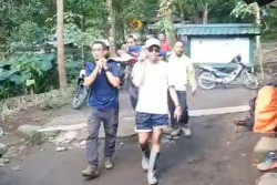Viral Pendaki Asal Singapura Cedera, Terpaksa Ditandu dari Puncak Gunung Lawu