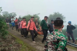 Tim SAR Berhasil Evakuasi Jenazah Pendaki Sugeng Parwoto di Jurang Kedalaman 45 Meter Gunung Merbabu