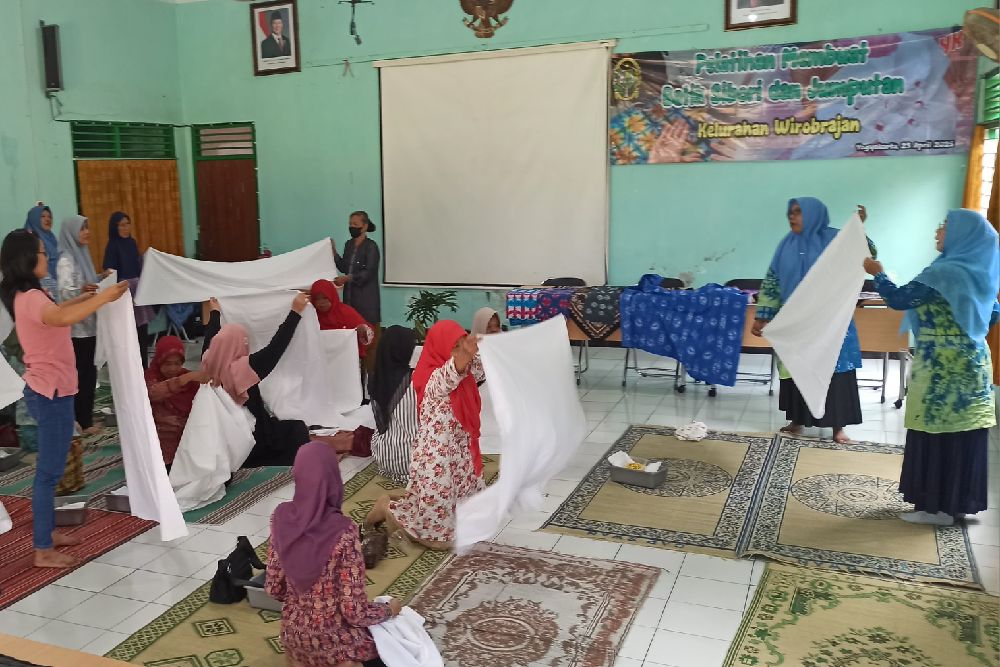 Lestarikan Budaya Indonesia, Warga Wirobrajan Jogja Dilatih Membuat Batik Jumputan
