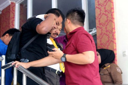 Diduga Kelelahan, Ketua DPRD Gorontalo Pingsan saat Sidang Paripurna