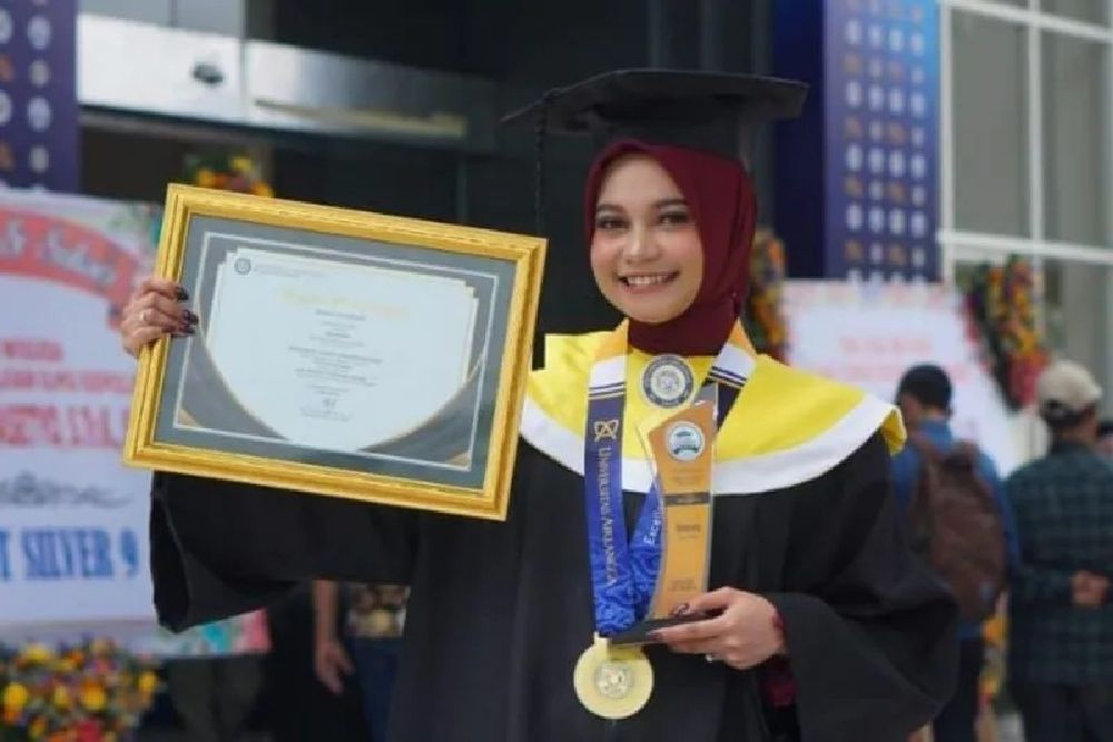 Mahasiswi Ini Lulus 1,5 Tahun dengan IPK 4,00 di Magister FIB Unair