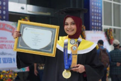 Mahasiswi Ini Lulus 1,5 Tahun dengan IPK 4,00 di Magister FIB Unair