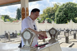 Sambut Waisak 2569 Umat Buddha Menggelar Aksi Tabur Bunga di TMP