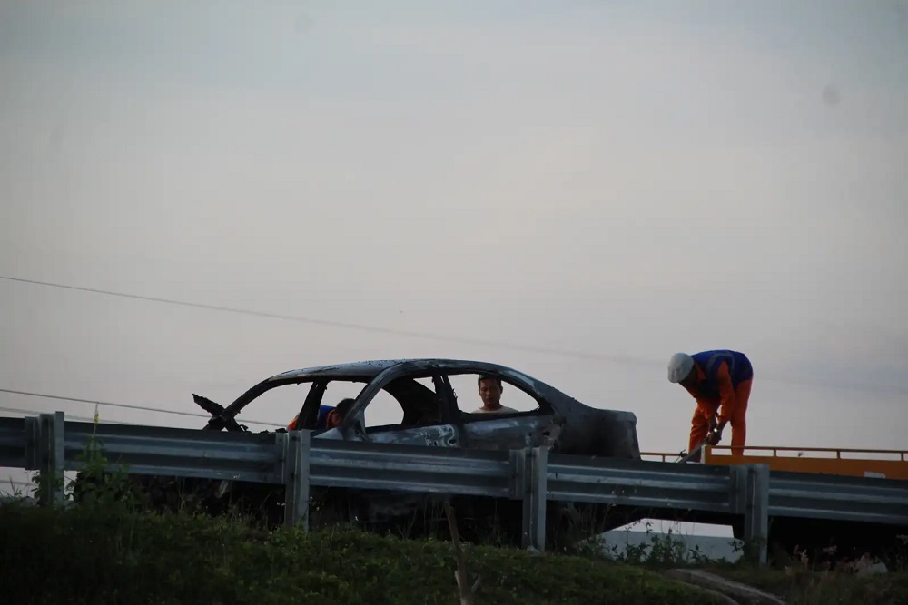 Mobil Sedan Terbakar di Tol Jogja Solo
