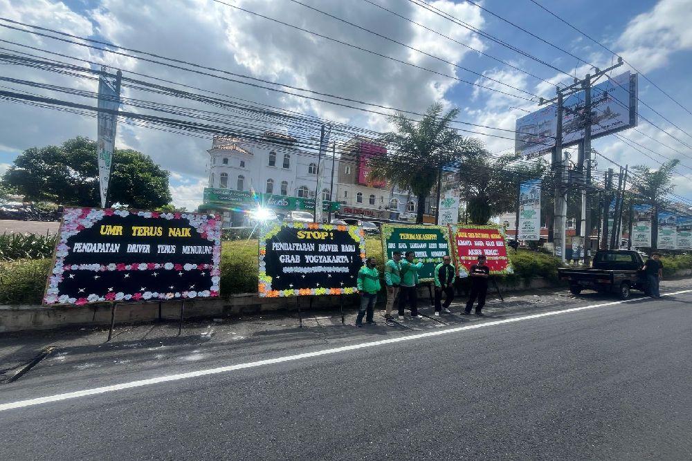 Respons Program Akses Hemat, Mitra Grab Yogyakarta Kirim Karangan Bunga