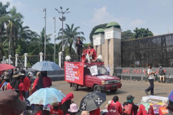 Menjelang Siang, Buruh Memadati Gedung DPR untuk Aksi May Day Siang Ini