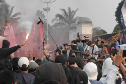 Ikut Demo Hari Buruh, The Brandals Manggung di Depan Gedung DPR