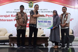 Peringati May Day 2025, Wakil Wali Kota Jogja Salurkan Jaminan Sosial Ketenagakerjaan kepada Ahli Waris
