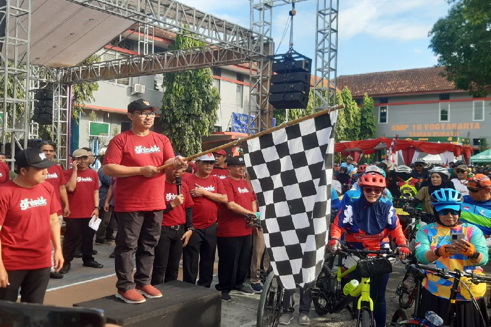 Gowes dan Reresik Lingkungan Sekolah Peringati Hardiknas 2025